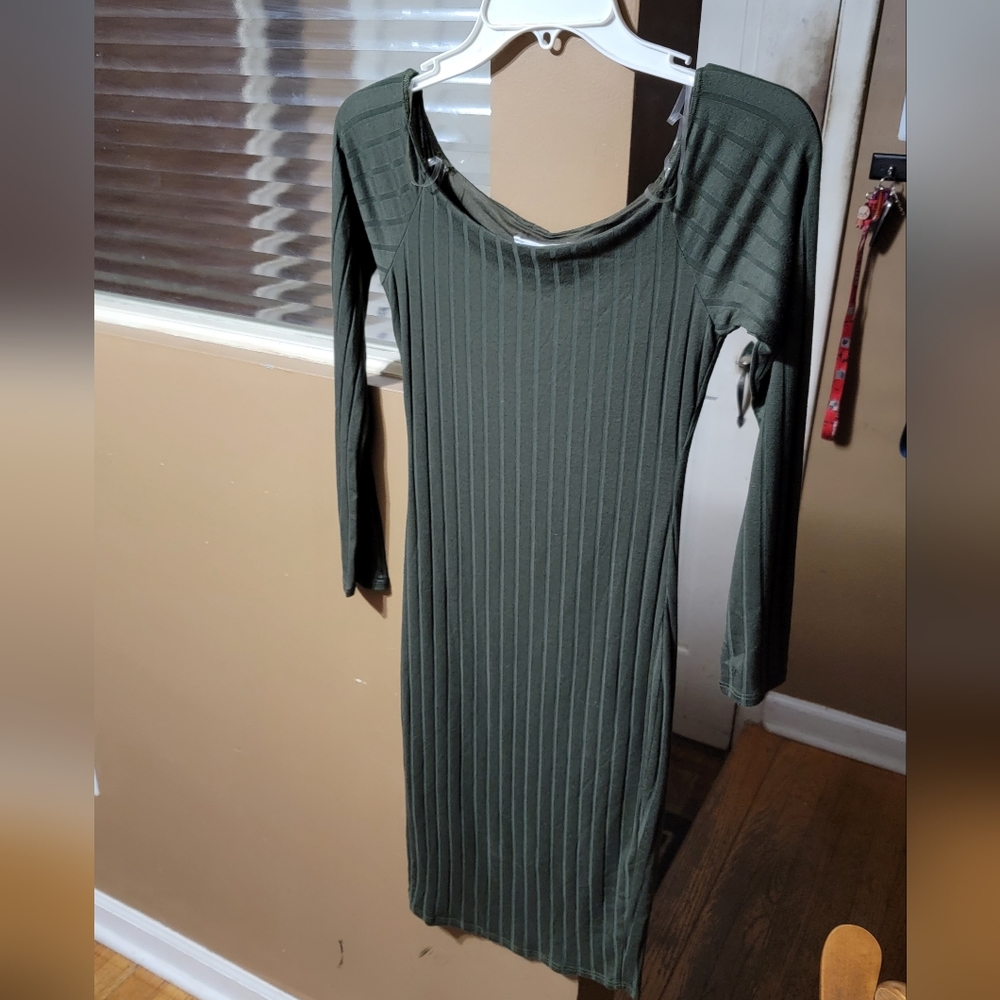 Green lined long sleeve dress